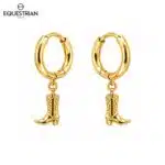 Boucles créoles Botty dorées – Equestrian Shop Boucles d’oreilles créoles dorées Botty avec pendentif botte d’équitation Equestrian Shop