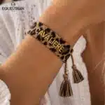 Bracelet Cavalière Léopard broderie or porté au poignet Bracelet Cavalière Léopard EQUESTRIAN SHOP avec broderie dorée porté au poignet