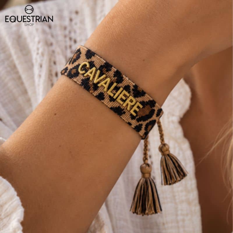 Bracelet Cavalière Léopard EQUESTRIAN SHOP avec broderie dorée porté au poignet