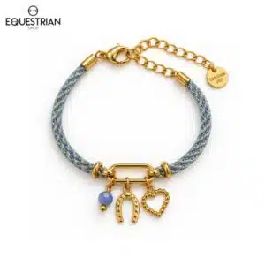 Bracelet Epona EQUESTRIAN SHOP bleu ciel avec perle bleue et charms fer à cheval et cœur, vue de face