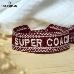 Bracelet Super Coach EQUESTRIAN SHOP bordeaux avec broderie blanche, vue de face