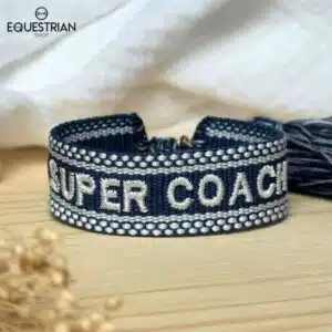 Bracelet Super Coach EQUESTRIAN SHOP bleu marine avec broderie blanche et finition pompon