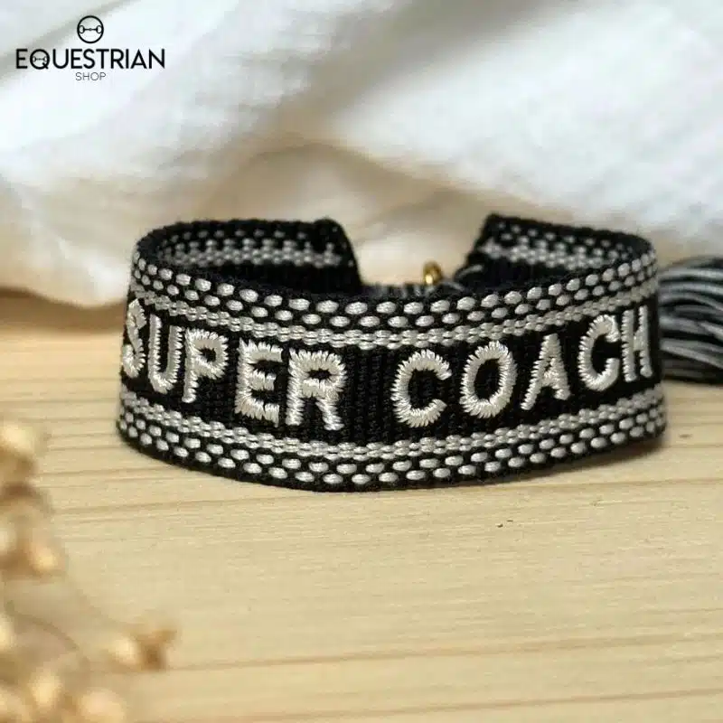 Bracelet Super Coach EQUESTRIAN SHOP noir avec inscription brodée blanche, vue de face