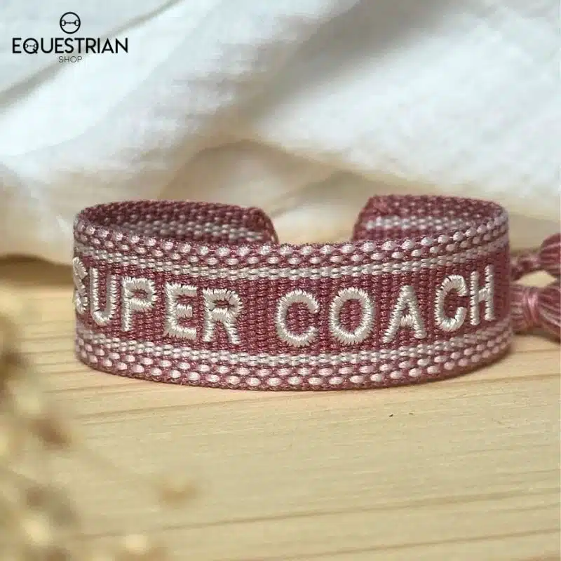 Bracelet Super Coach EQUESTRIAN SHOP rose avec broderie blanche, vue de face