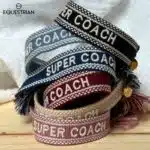 Bracelets Super Coach EQUESTRIAN SHOP – tous les coloris Collection de bracelets Super Coach EQUESTRIAN SHOP en tissu coloré avec broderie blanche