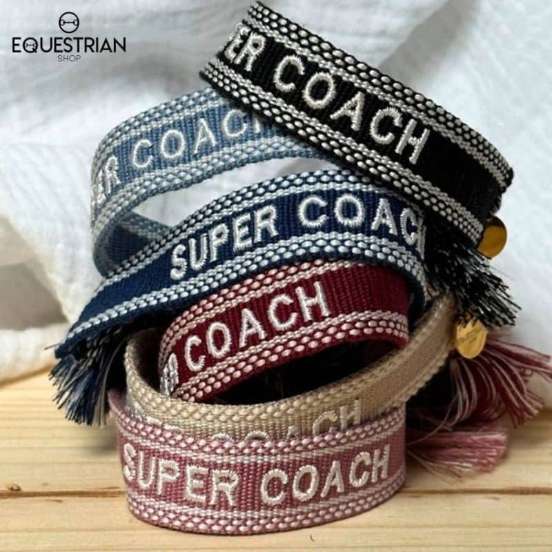 Collection de bracelets Super Coach EQUESTRIAN SHOP en tissu coloré avec broderie blanche