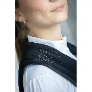 Détail des strass sur l’épaule Gros plan sur les strass aux épaules du gilet airbag Airlight Strass Pénélope