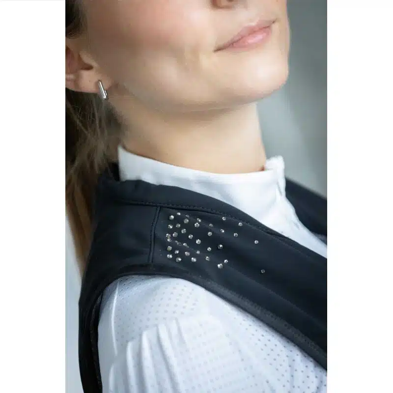 Gros plan sur les strass aux épaules du gilet airbag Airlight Strass Pénélope