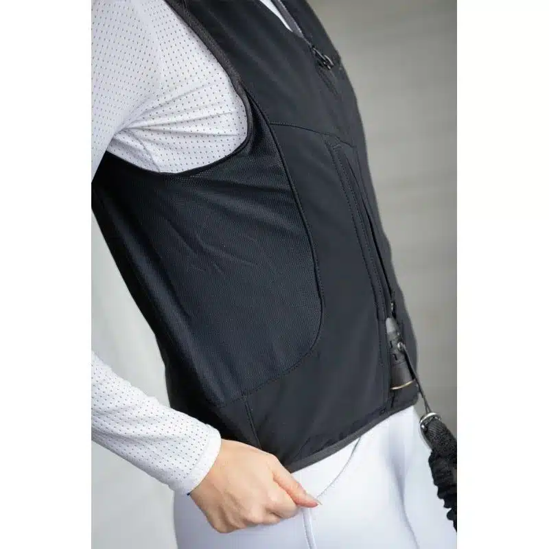 Profil du gilet airbag Airlight Strass montrant sa coupe et son tissu extensible