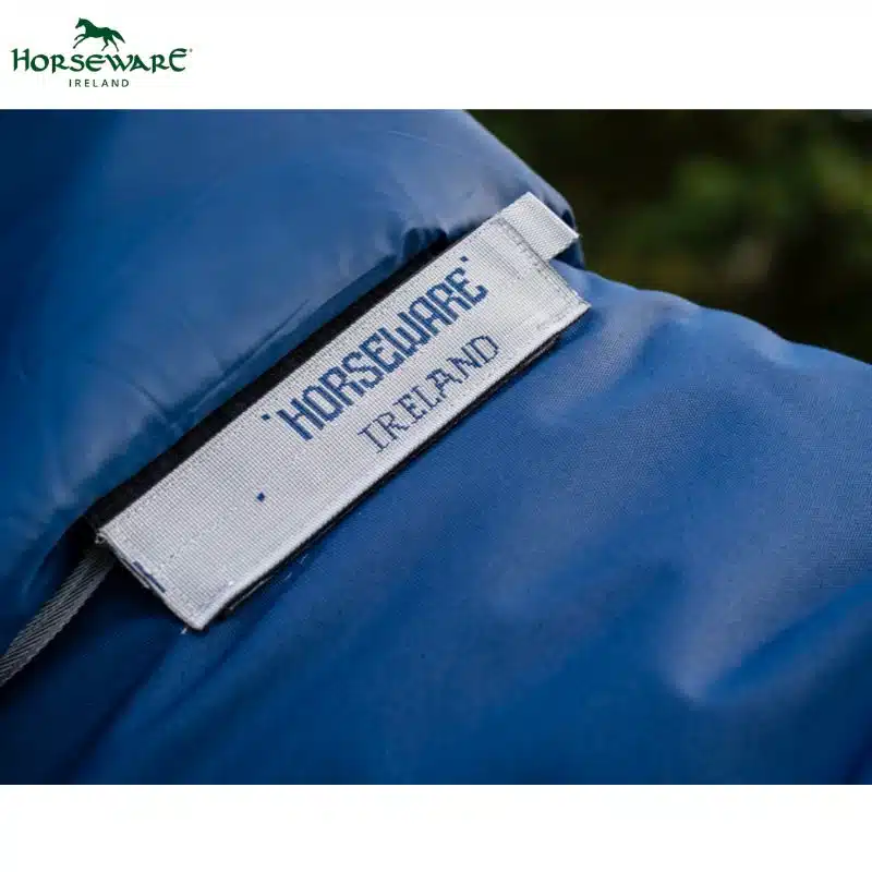 Détail des attaches velcro latérales du couvre-cou amovible de la couverture d’extérieur Horseware Amigo FieldSafe Plus 250 g