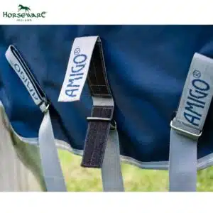 Détail des sangles ventrales de la couverture d’extérieur Horseware Amigo FieldSafe Plus 250 g
