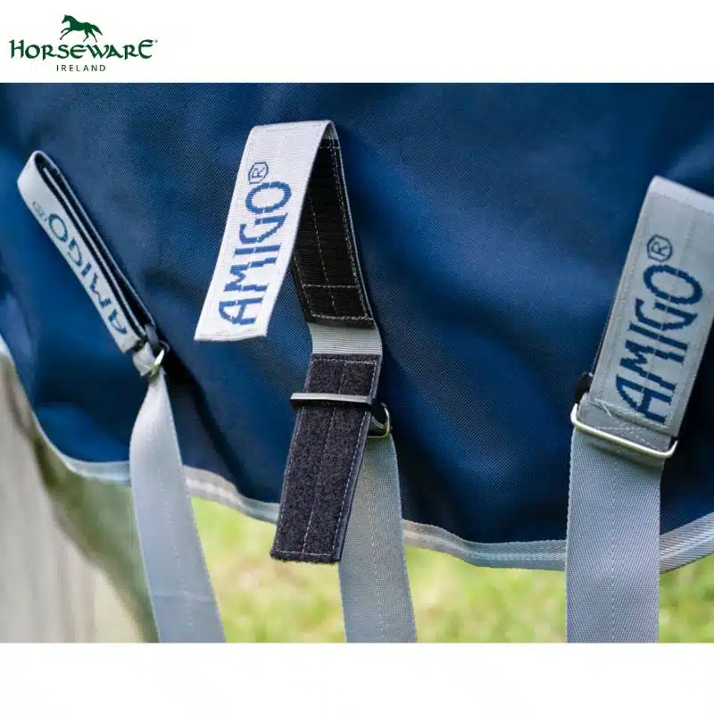 Détail des sangles ventrales de la couverture d’extérieur Horseware Amigo FieldSafe Plus 250 g