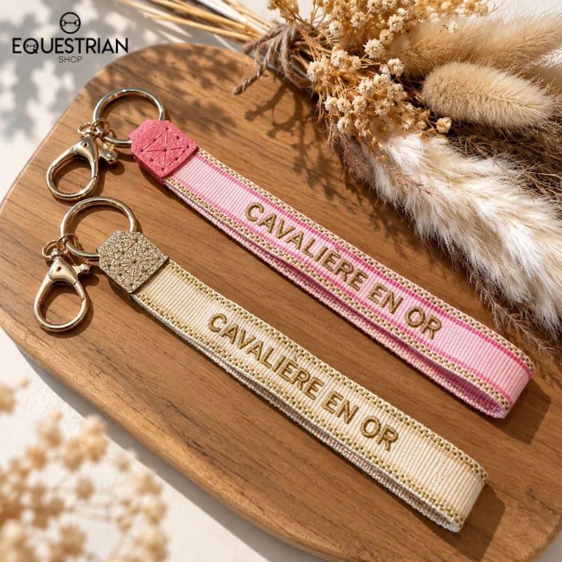 Porte-clés Cavalière en Or EQUESTRIAN SHOP en tissu brodé, présentés en rose et beige avec des détails dorés
