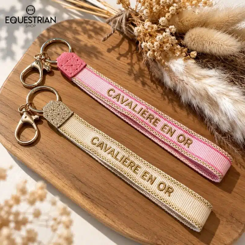 Porte-clés Cavalière en Or EQUESTRIAN SHOP en tissu brodé, présentés en rose et beige avec des détails dorés