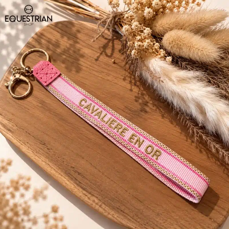 Porte-clé Cavalière en Or EQUESTRIAN SHOP rose en tissu brodé avec détails dorés