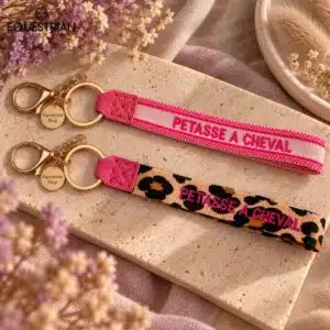 Porte-clés Pétasse à Cheval EQUESTRIAN SHOP présentés en coloris léopard et rose avec inscription brodée et attaches dorées