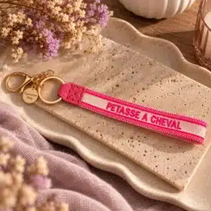 Porte-clés Pétasse à Cheval EQUESTRIAN SHOP rose avec inscription brodée et attaches dorées