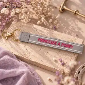 Porte-clés Princesse à Poney EQUESTRIAN SHOP coloris gris avec inscription brodée et accessoires dorés