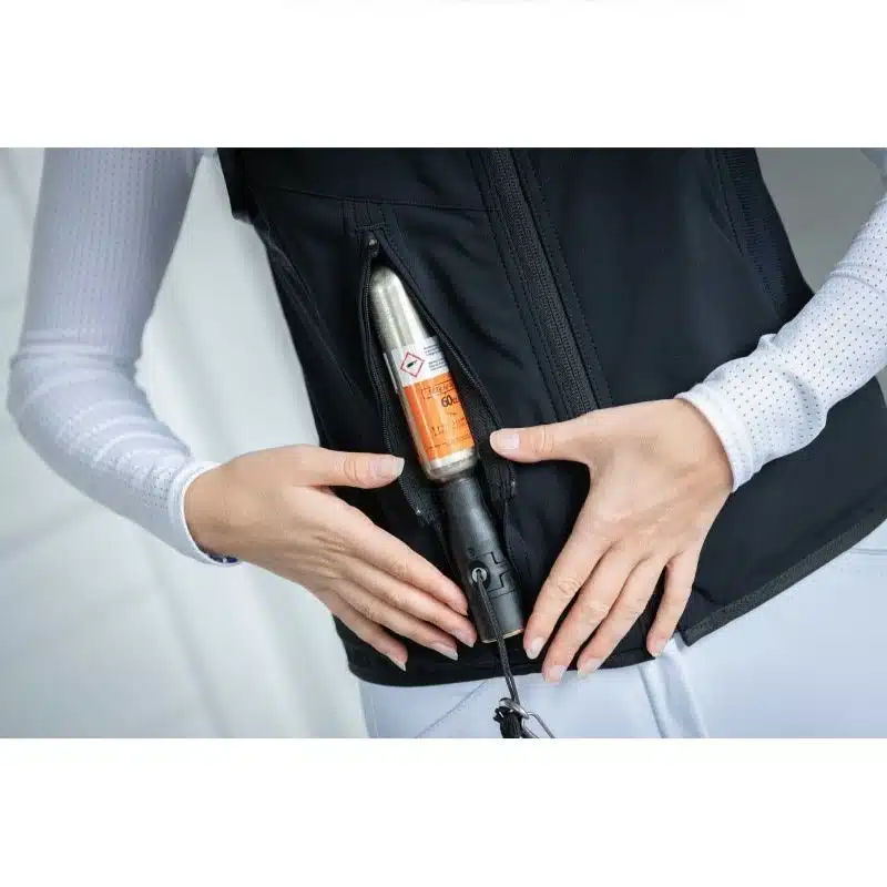 Détail du système de déclenchement du gilet airbag Airlight Strass by Freejump